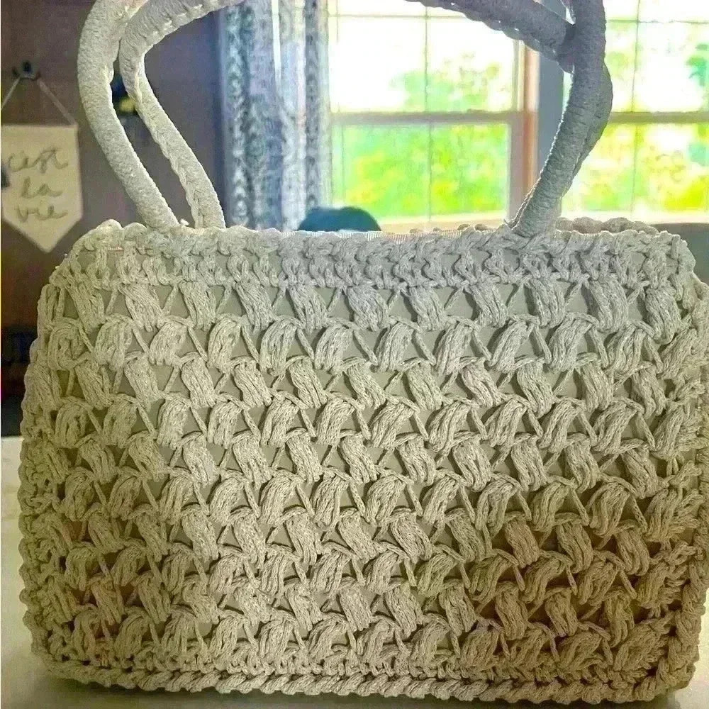 Vintage woven cream colored ladies handbag. - Picture 2 of 10